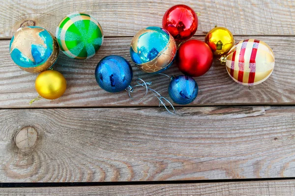 Weihnachtskugeln auf hölzernem Hintergrund. Ansicht von oben, Kopierraum — Stockfoto