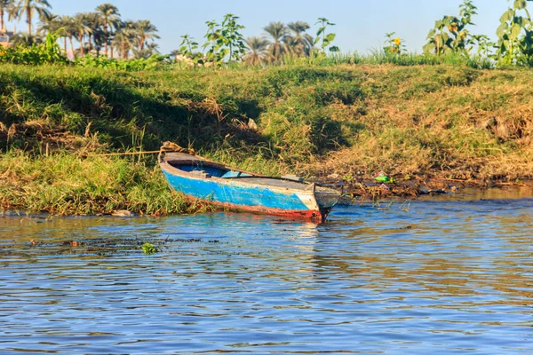 Nil nehri kıyısında eski bir balıkçı teknesi, Mısır — Stok fotoğraf