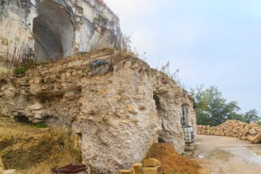 Lyadovsky kayalık manastırı, Ukrayna 'nın Vinnytsya bölgesinde Lyadova köyü yakınlarında, Dinyester nehrinin üzerinde 90 metre yüksekliğindeki kayalık bir terasta bulunan bir erkek manastırıdır.