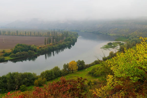 Uitzicht op de rivier de Dnjestr bedekt met een dikke ochtendmist in de herfst — Stockfoto