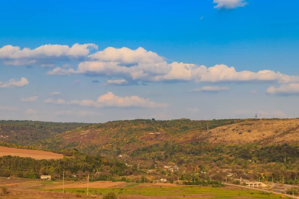 Pittoresco scenario autunnale con cielo blu e alberi autunnali colorati sulle colline montane — Foto Stock