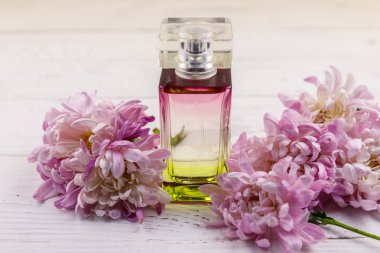 Beyaz ahşap zemin üzerine çiçekli kadın parfüm