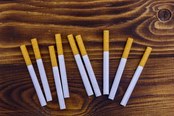 Tabaco cigarros na mesa de madeira — Fotografia de Stock