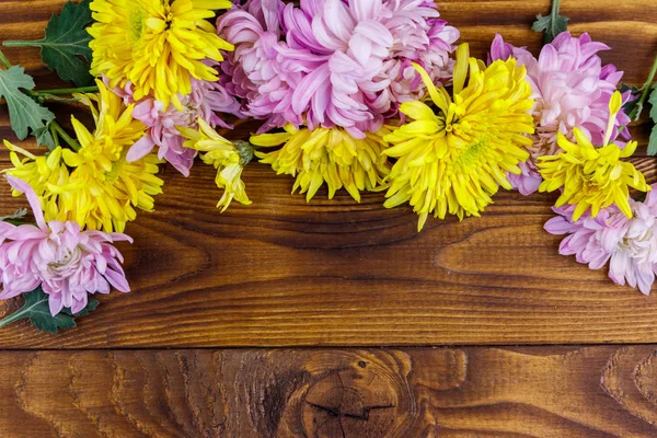 Hermosos crisantemos sobre fondo de madera. Vista superior, espacio de copia — Foto de Stock