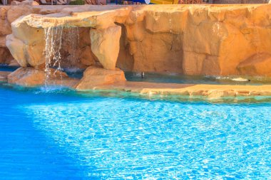 Yüzme havuzunda güzel küçük bir şelale