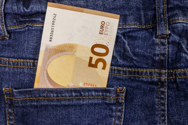 Kot pantolonun cebinde 50 euro banknot
