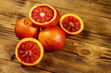 Tahta masada kırmızı kan portakalları