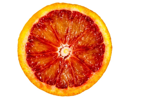 白い背景に分離された赤いオレンジ色の果実のスライス — ストック写真