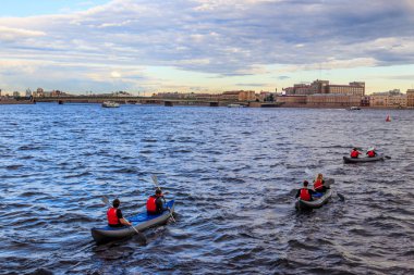 St. Petersburg'da Neva nehri üzerinde kayak, Rusya