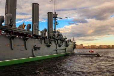 Eski devrimci Aurora kruvazörü, Ekim devriminin sembolü, şu anda Rusya 'nın Saint Petersburg kentindeki Neva nehrinde bir müze gemisi olarak korunuyor.