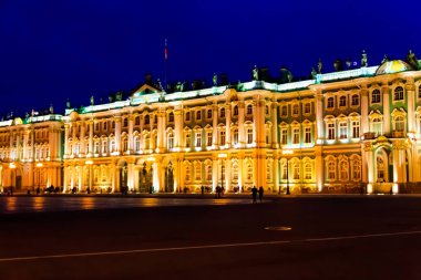 St. Petersburg, Rusya 'daki Palace Square' deki Kış Sarayı 'nın gece manzarası