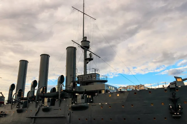 Old revolutionary Aurora cruiser,  the symbol of the October revolution, currently preserved as a museum ship on the Neva river in Saint Petersburg, Russia — Stock Photo, Image