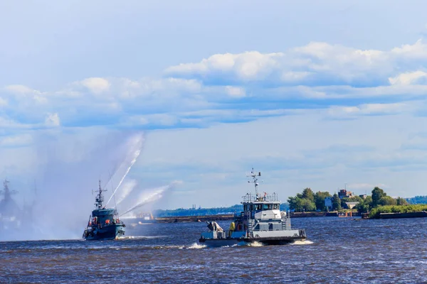 Égő hajó kiiktatása haditengerészeti gyakorlatok során — Stock Fotó
