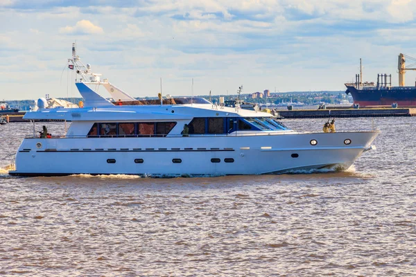 White yacht captured by terrorists. Staging during military naval exercises — Stock Photo, Image