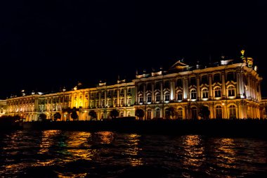 St. Petersburg, Rusya 'daki Winter Palace' ın gece manzarası. Neva nehrinin manzarası