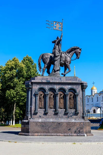 블라디미르의 도시 프린스 블라디미르붉은 태양의 설립자를 위한 기념비와 러시아 블라디미르에 있는 몽소승천 대의 전망 과 함께 시사회 에서의 표도르 (Feodor). 러시아의 금반지 — 스톡 사진