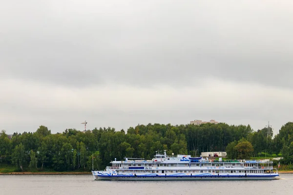 Passenger ship sailing on the Volga river in Yaroslavl, Russia — Stock Photo, Image