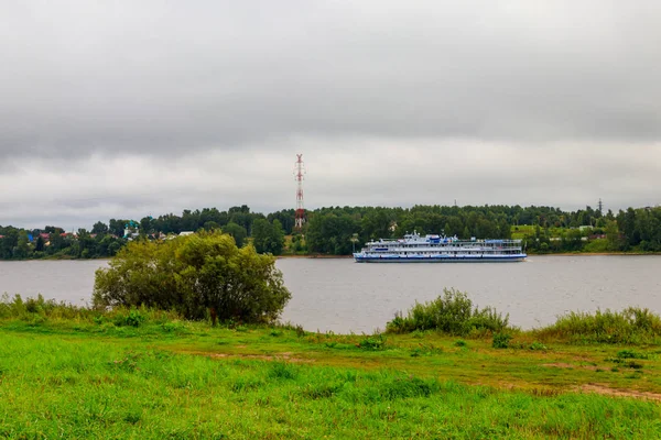 Passagiersschip varen op de Wolga rivier in Yaroslavl, Rusland — Stockfoto