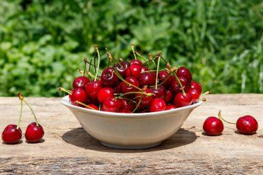 Rustik ahşap masa açık taze kiraz ile kase