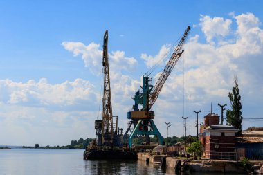 Kargo liman nehir üzerinde ağır vinç