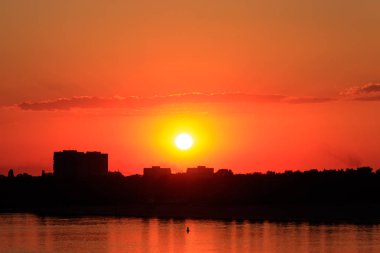 Kremenchug, Ukrayna 'daki Dinyeper Nehri üzerinde turuncu gün batımı