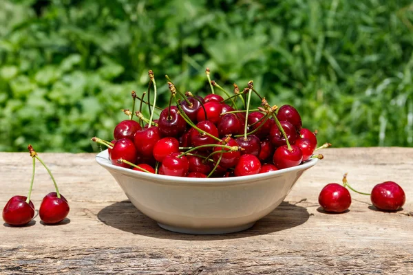 Rustik ahşap masa açık taze kiraz ile kase