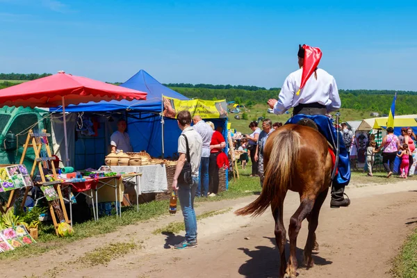 Ukraiński Kozacki jeździ konno podczas festiwalu etniczno-rockowego Kozak Fest — Zdjęcie stockowe