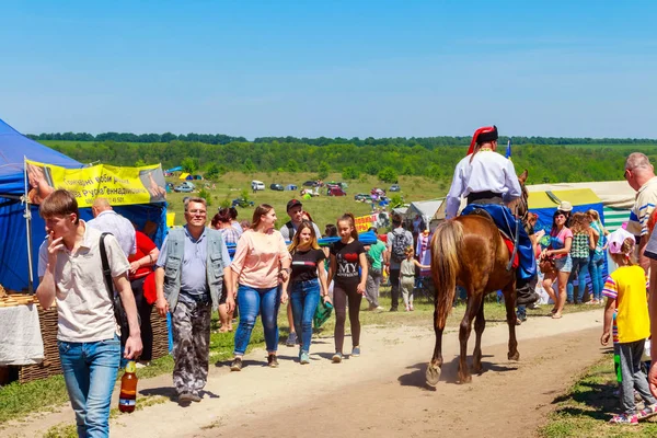 Ukrainian cossack riding a horse during ethno-rock festival Kozak Fest — Stock Photo, Image