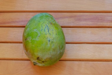 ahşap masa üzerinde taze mango meyve