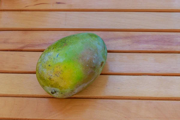 Frutta fresca di mango sul tavolo di legno — Foto Stock