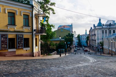 Ukrayna 'nın Kiev kentinde Podil' de Kontraktova Meydanı yakınlarındaki sokak