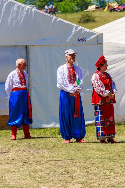 Personas desconocidas con ropa tradicional ucraniana durante el festival de etno-rock Kozak Fest — Foto de Stock