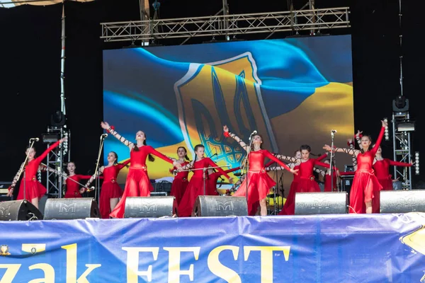 La gente con ropa tradicional ucraniana actúa en un escenario durante el festival de etno-rock gratuito al aire libre Kozak Fest — Foto de Stock