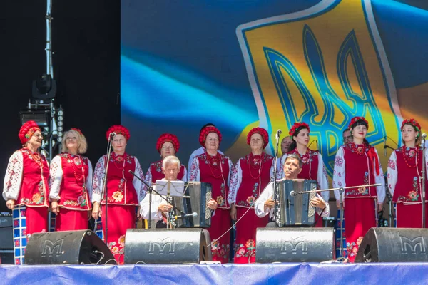 Menschen in traditioneller ukrainischer Kleidung treten auf einer Bühne während des kostenlosen Ethno-Rock-Festivals Kozak fest auf — Stockfoto