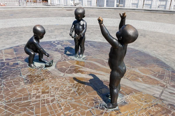 Monumento infantil a los fundadores de Kiev en la Plaza Poshtova. Los fundadores de Kiev son representados como niños pequeños jugando con barcos de papel en un mapa estilizado — Foto de Stock