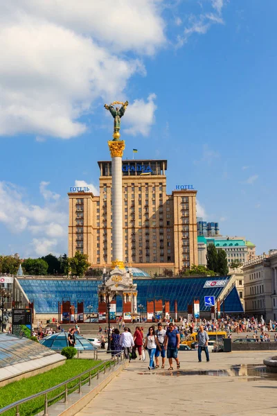 ウクライナの首都キエフの独立広場(メイダン・ネザレジノスティ)で歩き、写真を撮り、休息する未知の人々 — ストック写真