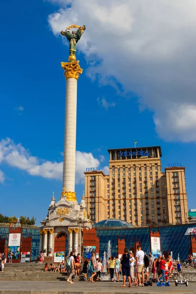 Невідомі люди, що йдуть, фотографування і відпочинок на Майдані Незалежності в Києві, столиці України — стокове фото