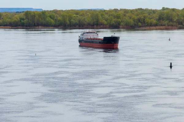 Navio de carga navegando no rio Dnieper — Fotografia de Stock