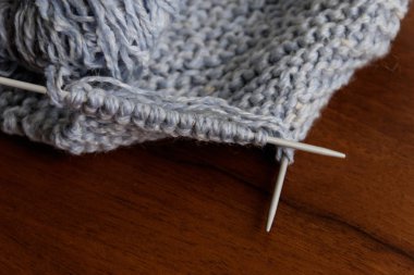 Örgü işlemi. Örgü yün ve örgü iğneleri ahşap tablo