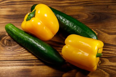 Ahşap masada taze salatalık ve sarı biber