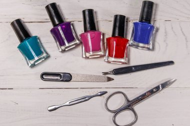 Beyaz ahşap arka planda manikür araçları temel seti