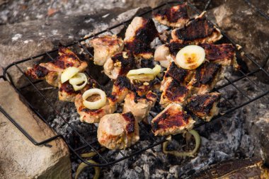 Izgarada domuz eti kızartılıyor. Kömürde et, barbekü yakın.
