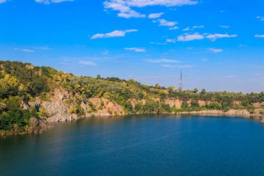 Yazın terk edilmiş taş ocağında göl manzarası