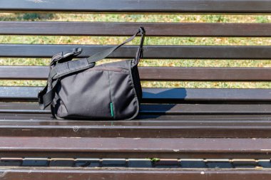 Şehir Park ahşap Bank üzerinde çanta