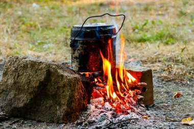 Kamp ateşinde yemek pişirmek
