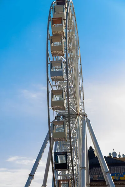 Rueda de la fortuna en la plaza Kontraktova en Kiev, Ucrania — Foto de Stock