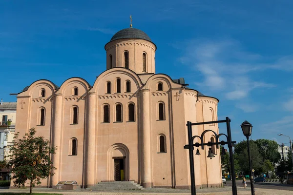 Pyrohoshcha Dormition der Mutter Gottes Kirche oder einfach Pyrohoshcha Kirche ist eine orthodoxe Kirche in Kiev, Ukraine — Stockfoto