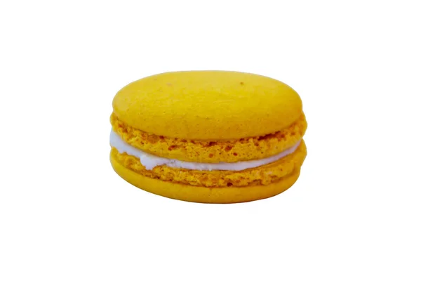 Macaroon amarelo saboroso isolado no fundo branco — Fotografia de Stock