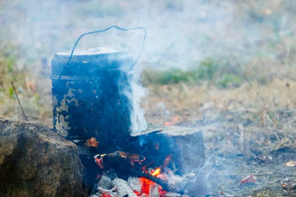 Gotowanie na ognisku na kempingu — Zdjęcie stockowe