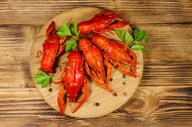 Ahşap masada kaynamış kerevit. Üst görünüm